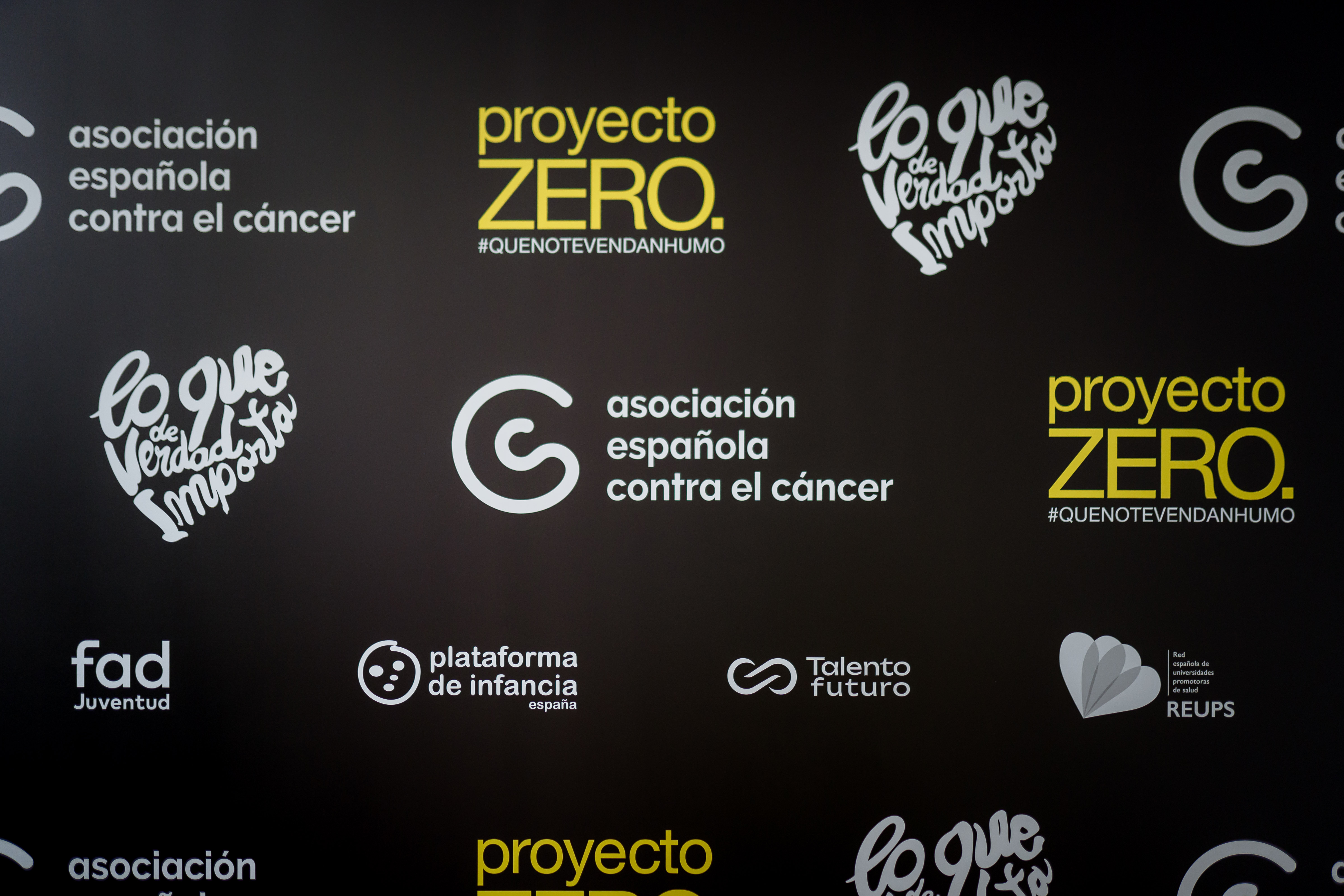 Jóvenes participando en actividades al aire libre